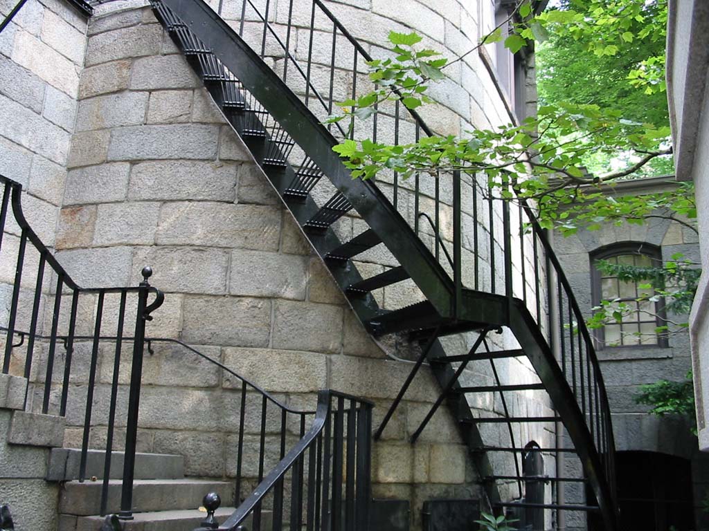 Очень люблю лестницы на старинных домах