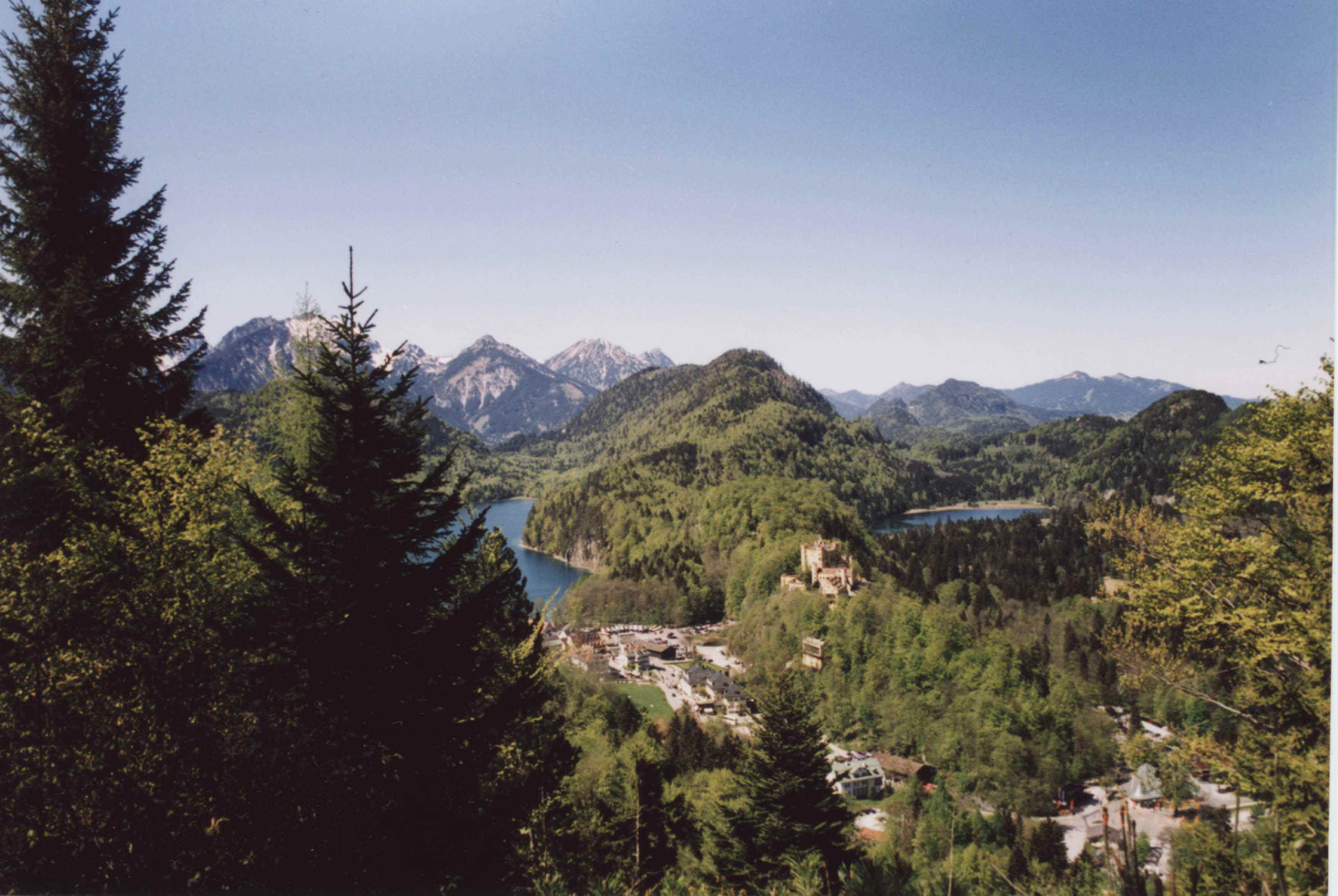 вид на долину перед замком Neuschwanstein (виден желтый замок Noheschwangau)