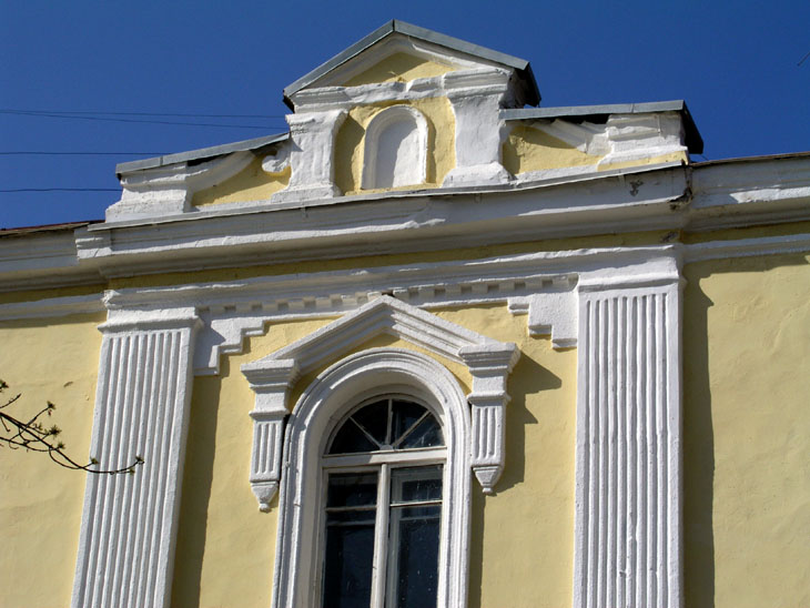 Фасад с гнездом