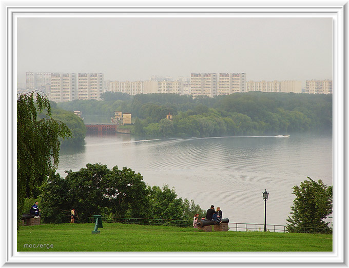 Над Москвой плоское небо...