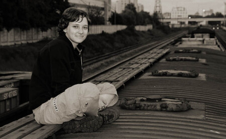 уезжает