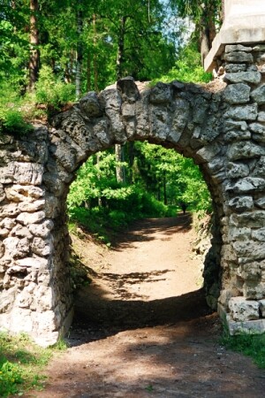 Руинная арка.