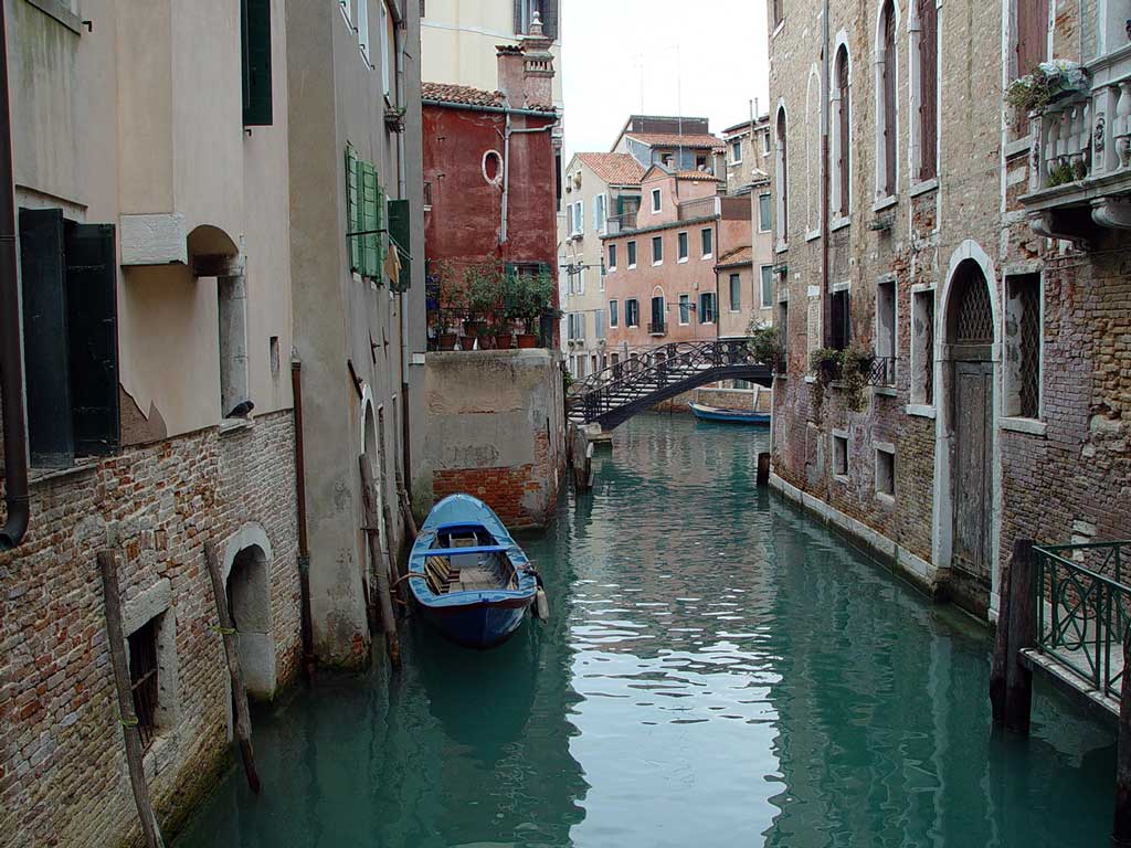 Река в венеции. Мюрал переулок Венеция. Венеция переулок Парадизо площадь Формоза. Венеция переулки.