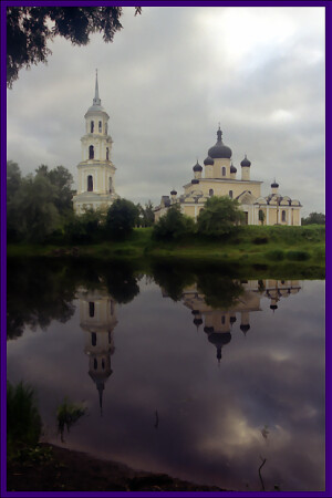 В воде отражаясь.