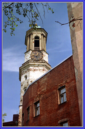 Часы на старой башне.