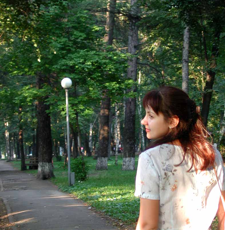 Я оглянулся посмотреть, не оглянулась ли...