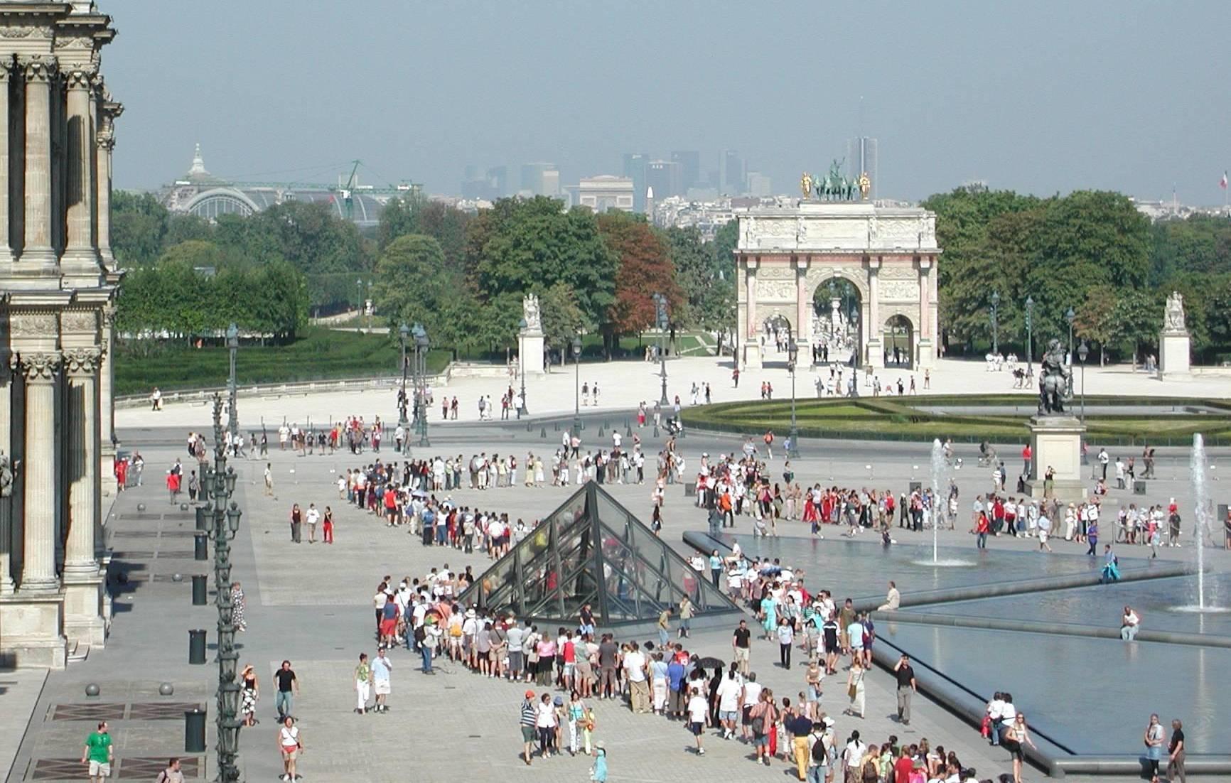У Лувра