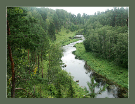Вода дырочку найдет