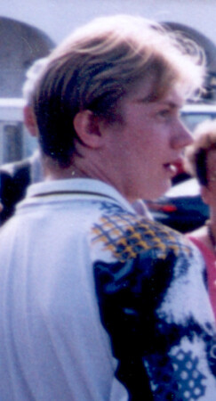 Он оглянулся посмотреть, не оглянулась ли она...