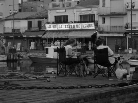 Двое на пристани, не считая терьера