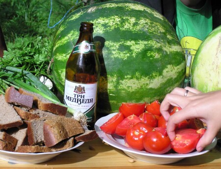 Аллегория жизни: пока искусством поглощен таскает кто-то помидоры