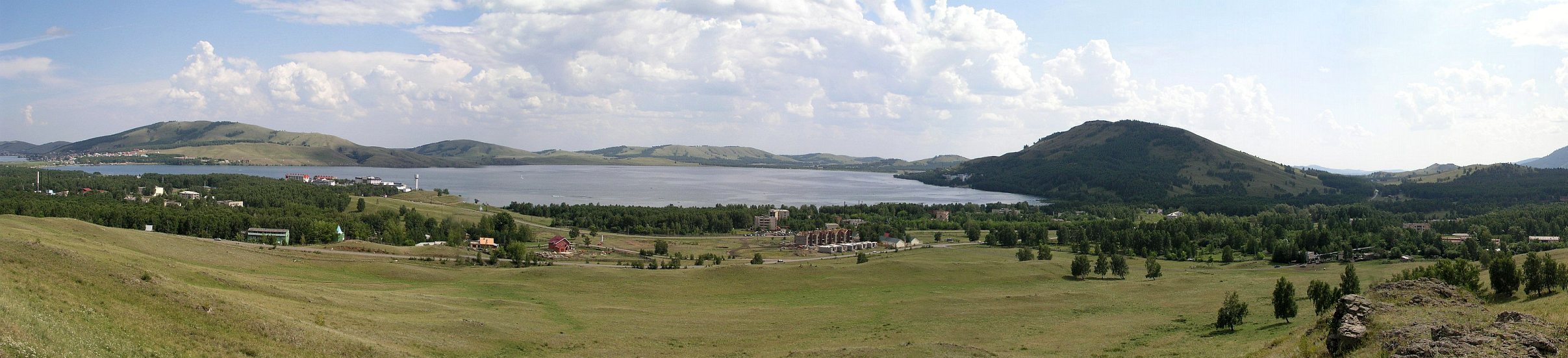 Панорама озера в горах