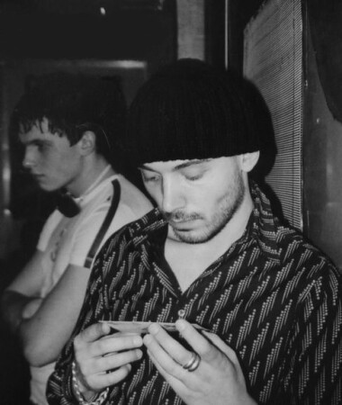 читающий на дискотеке