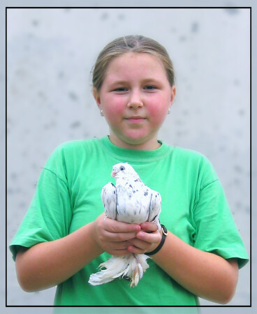 Девочка с голубем