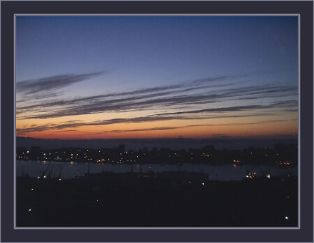 тихо спускается ночь...