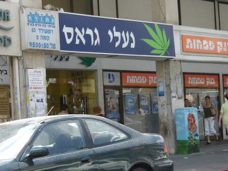 Странная эмблемка для обувного магазина:)