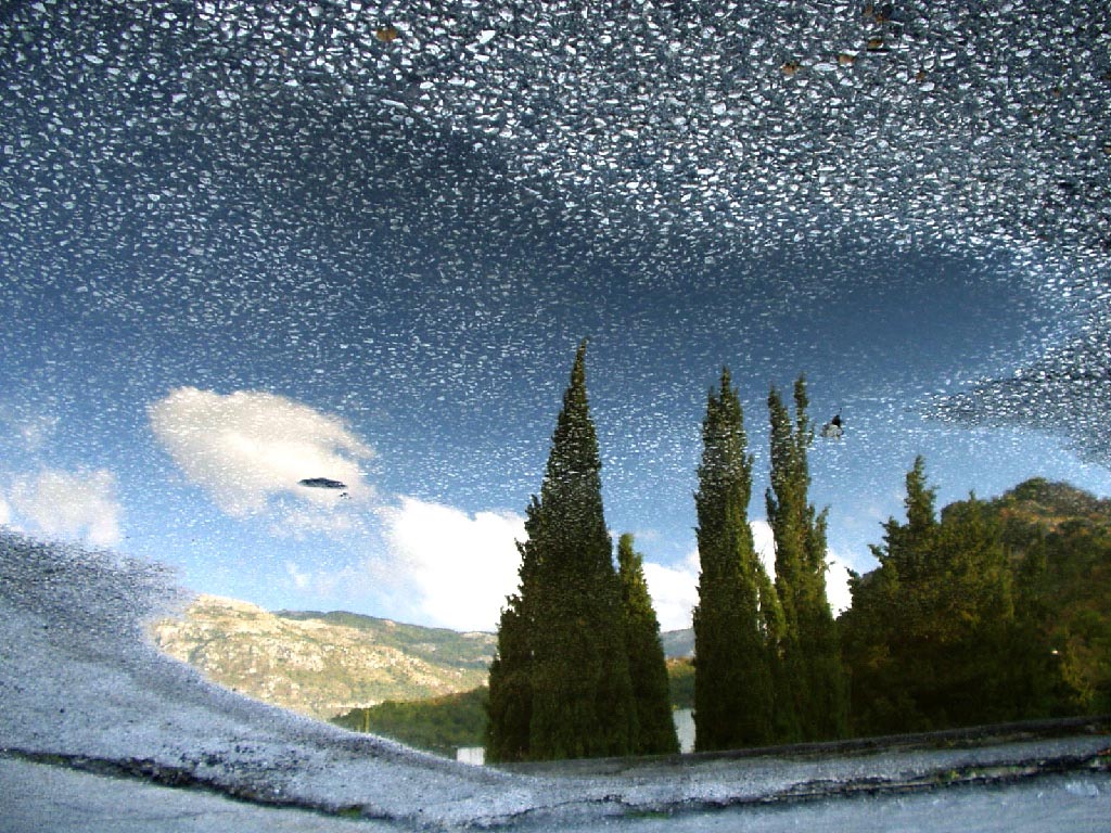 Небо, смотрящее в зеркало-лужу