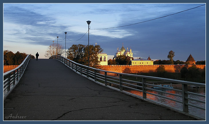 Вид на новгородский кремль рано утром.