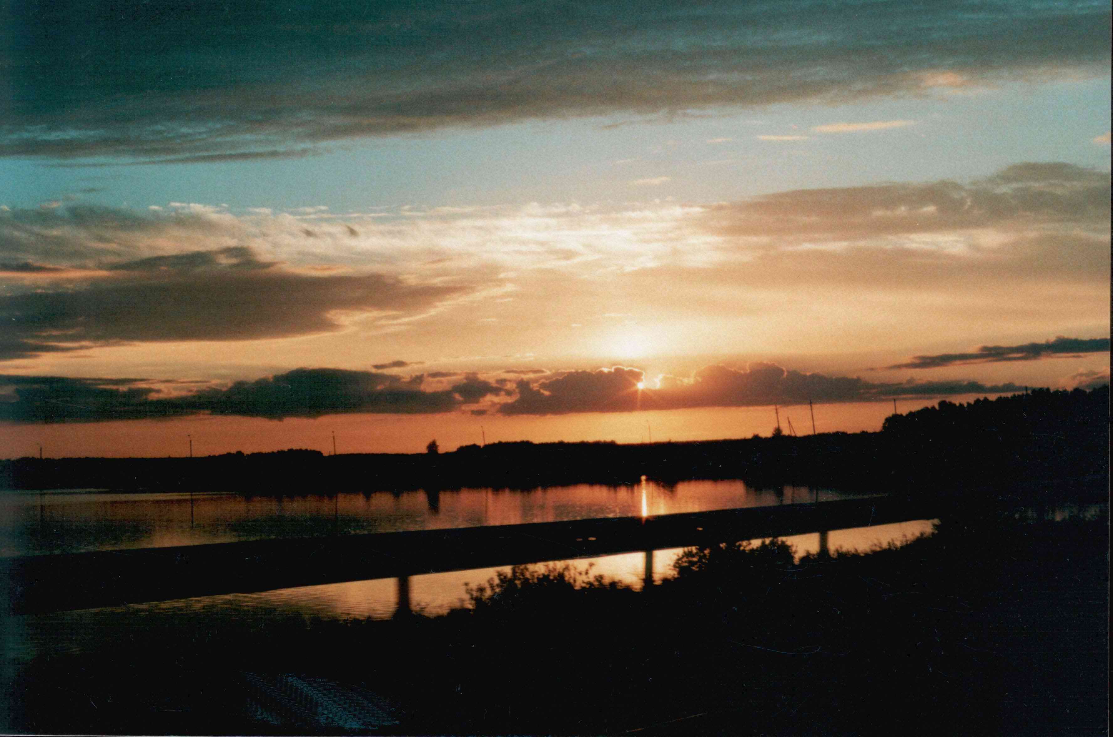 Закат на реке