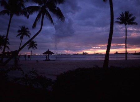 Село солнце в Сингапуре.