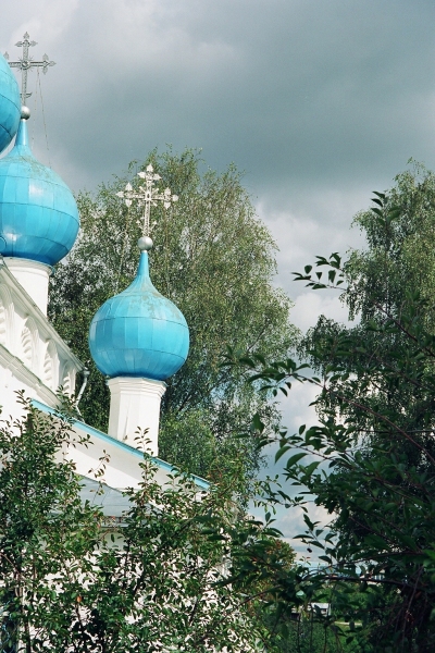 "Над синевою подмосковных рощ..."