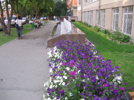 Улица с фонтаном
