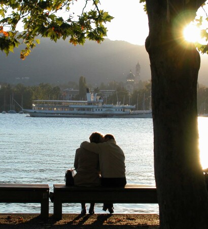 Жизнь течет