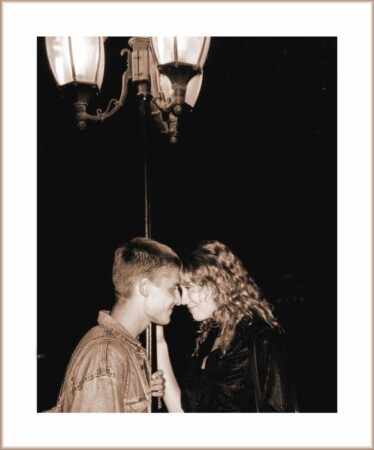 Двое, фонарь и любовь на заднем плане