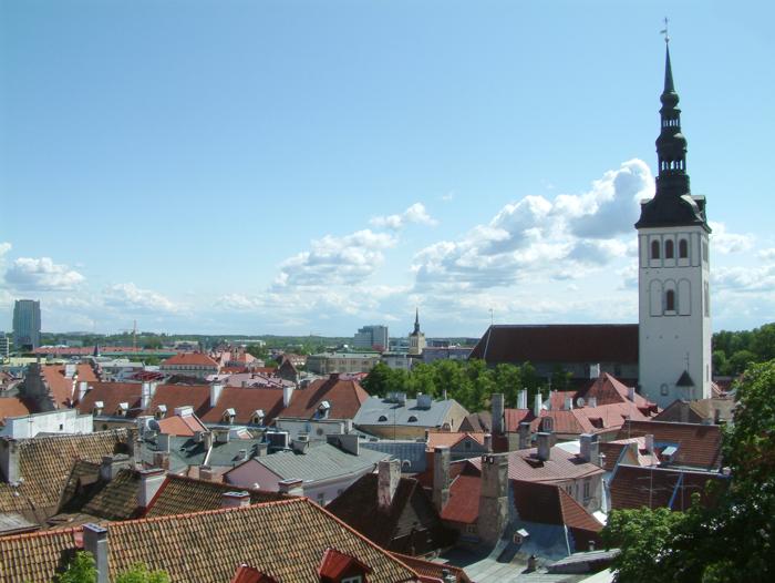 Черепица, облака, церковь