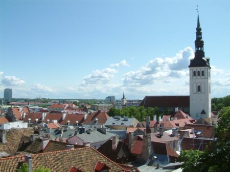 Черепица, облака, церковь
