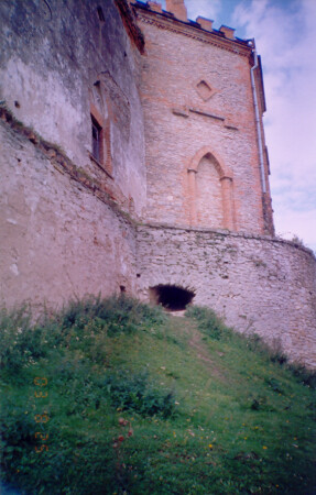 найдите вход в крепость :)