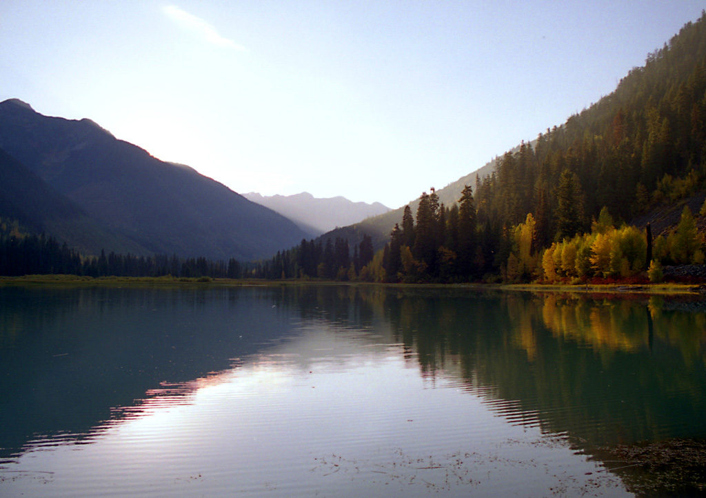 Озера Британской Колумбии. Kwoiek Lake на закате.