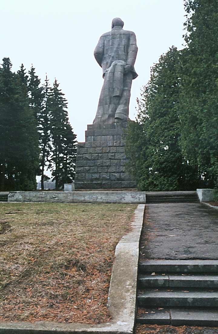 Что прячет Ленин за спиной?