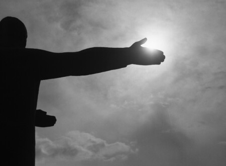 Рука закрывающая или дарящая? солнце.