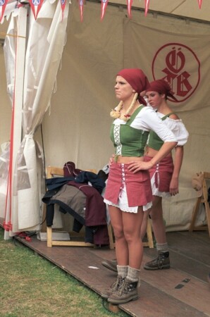 Две девушки