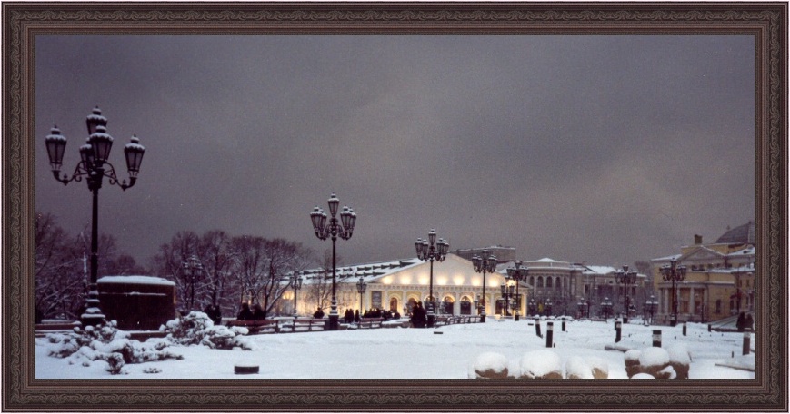 Ночь. Манеж.