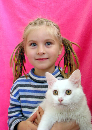 Девочка с котенком