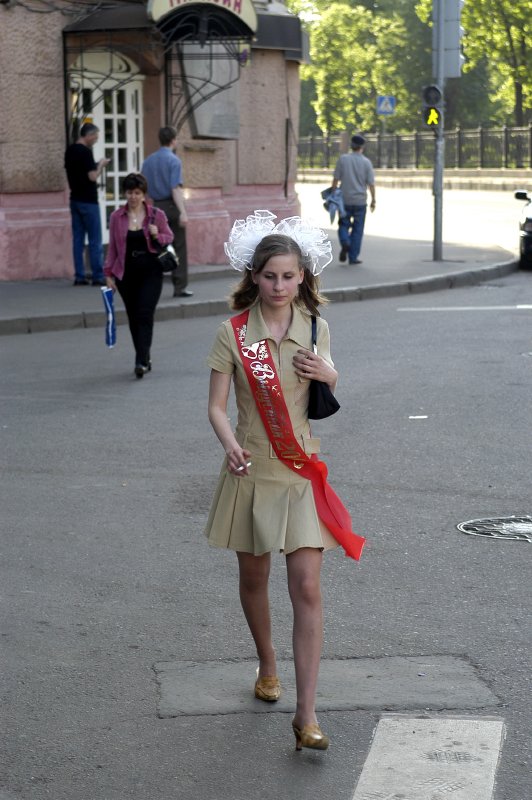 Выпускница со взрослым лицом