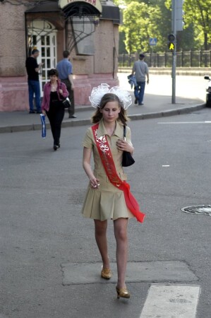 Выпускница со взрослым лицом