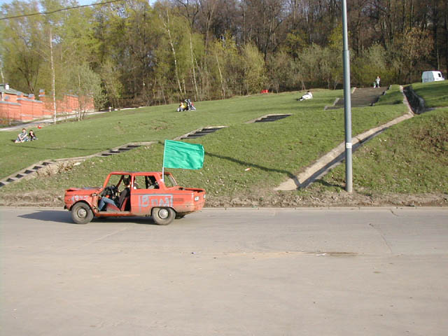 А мы на тачке рассекаем...