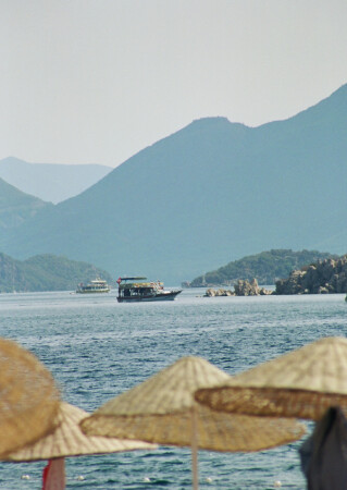 Море, яхта, голубые горы...
