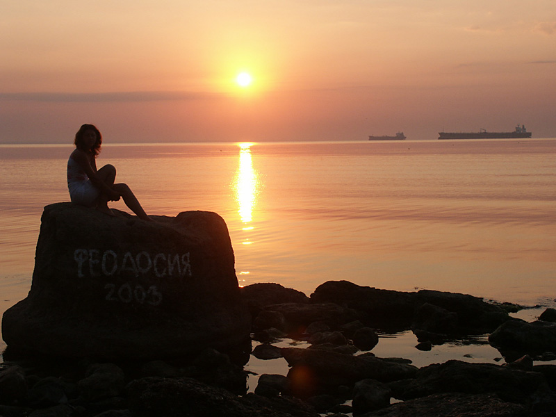 Рассвет. Море. Девушка...