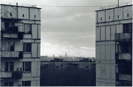 между серыми коробками