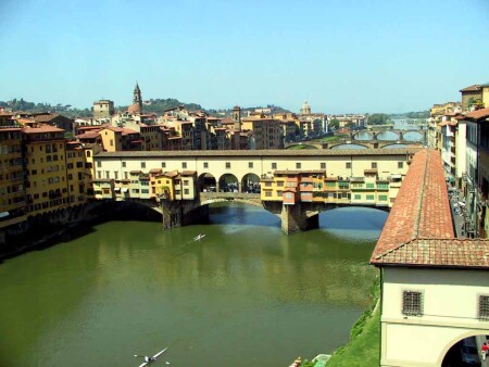 мост Понте Веккио через реку Арно во Флоренции