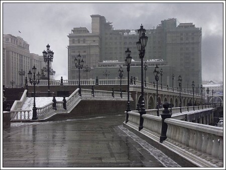 Примерно полдень. Все на выборах!