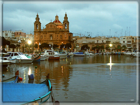 Malta experience - Sliema at night-