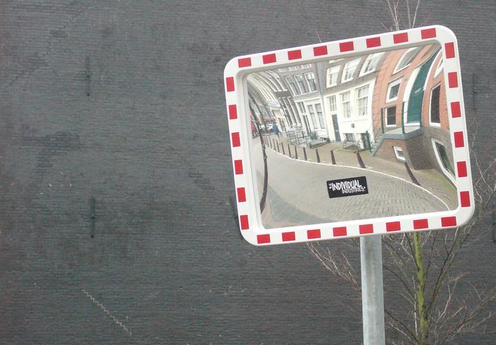 Город смотрится в зеркало