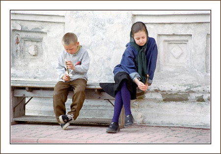 У церкви. Служба идёт...