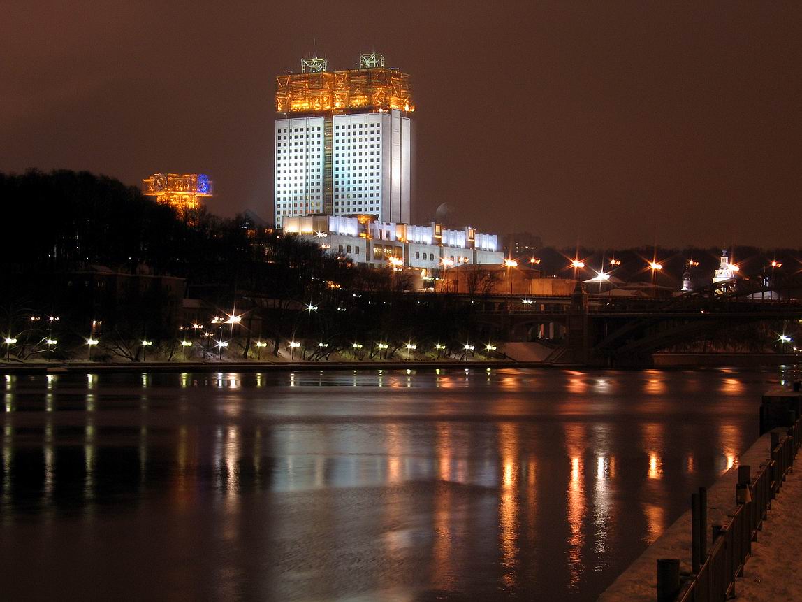 Замок над рекой...