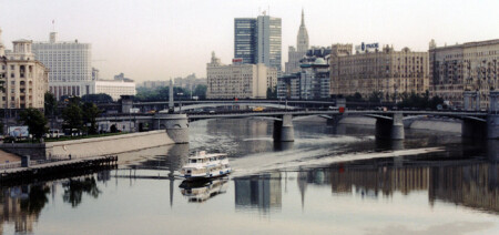 Разрезая гладь воды...
